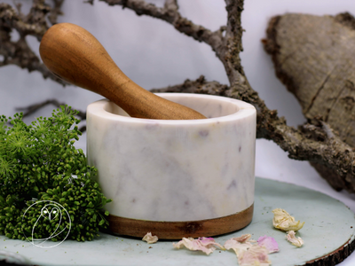 Mörser aus Marmor mit Holzstößel