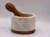 Mörser aus Marmor mit Holzstößel