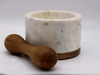 Mörser aus Marmor mit Holzstößel